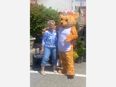 "Coming Out of Hibernation 2026": Thousands Welcome Spring Sunshine & Bearianne