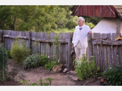 Bob Wood Hosts History Talks at Studio B Art Gallery 